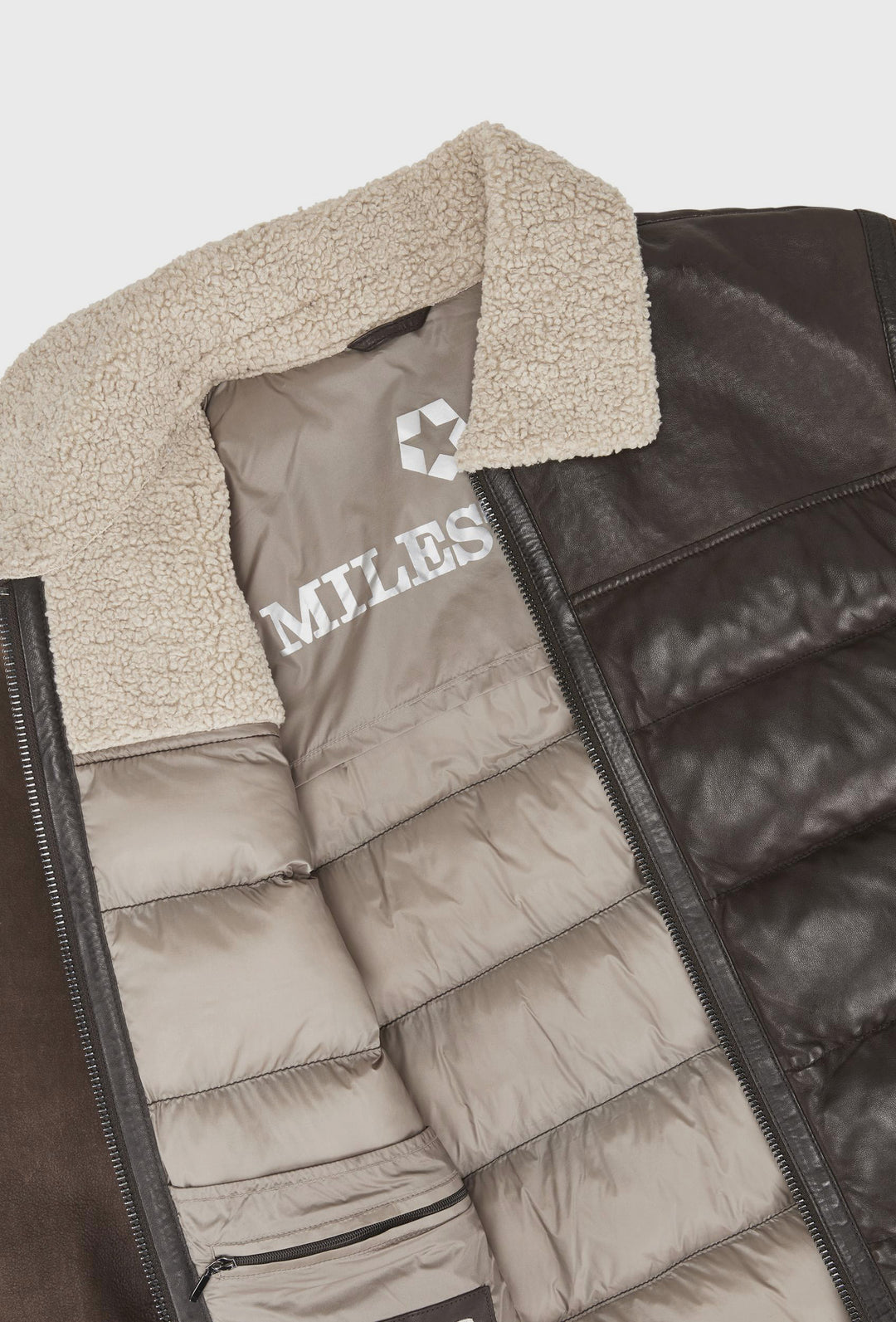 Brązowa skórzana kurtka pikowana z kołnierzem typu shearling