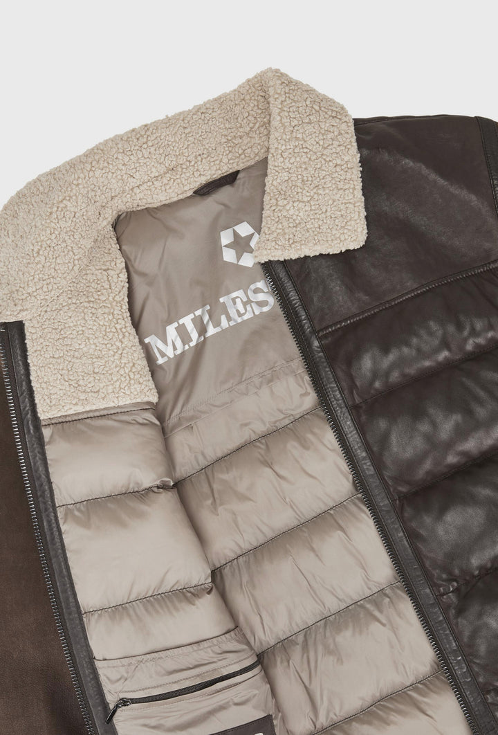 Brązowa skórzana kurtka pikowana z kołnierzem typu shearling
