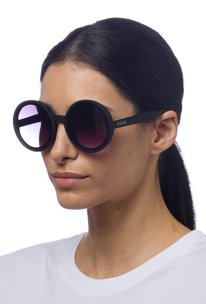 Czarne okrągłe okulary przeciwsłoneczne oversize marki OKKIA