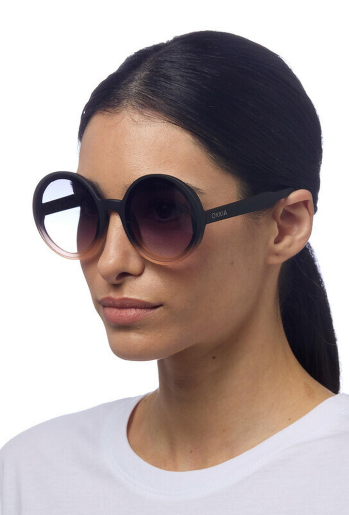 Okrągłe beżowe okulary przeciwsłoneczne oversize marki OKKIA