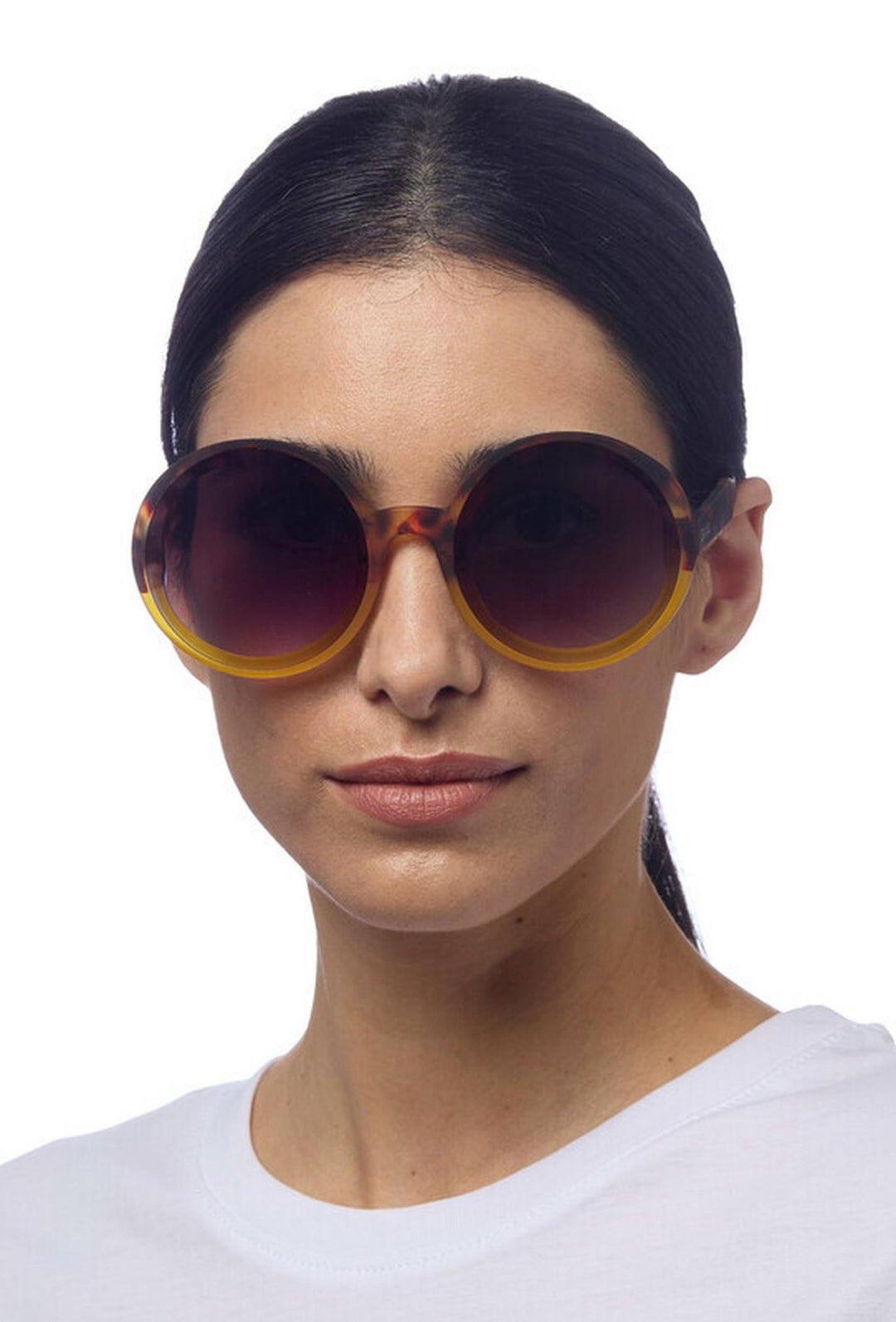Okrągłe miodowe okulary przeciwsłoneczne oversize marki OKKIA