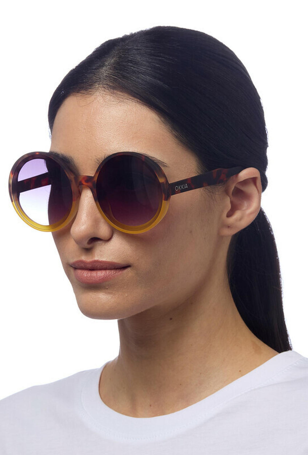 Okrągłe miodowe okulary przeciwsłoneczne oversize marki OKKIA
