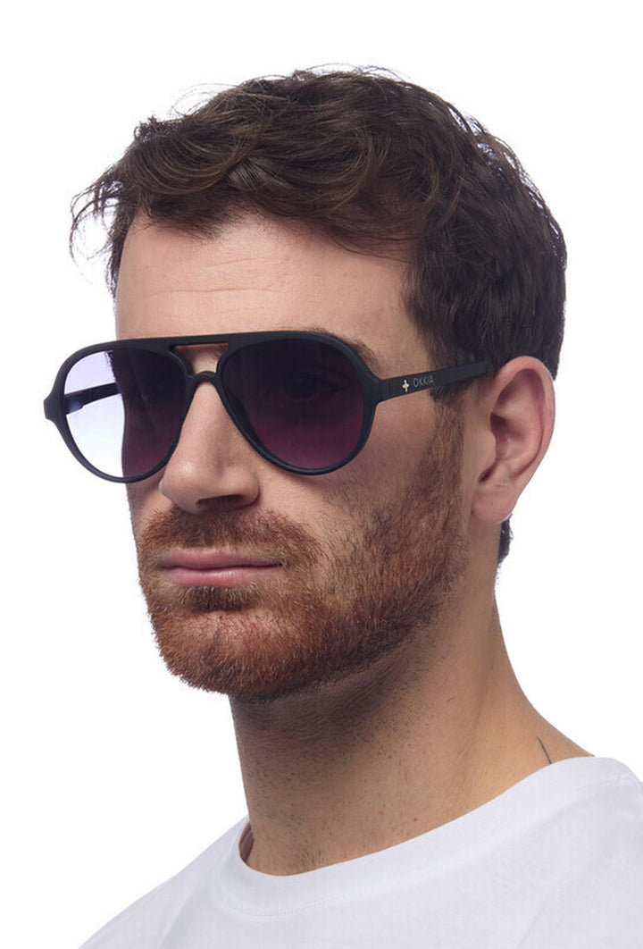 Klasyczne czarne okulary przeciwsłoneczne z szerokimi zausznikami