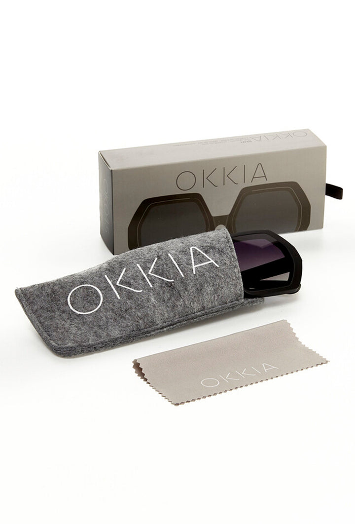 Czarne geometryczne okulary przeciwsłoneczne o grubych oprawkach