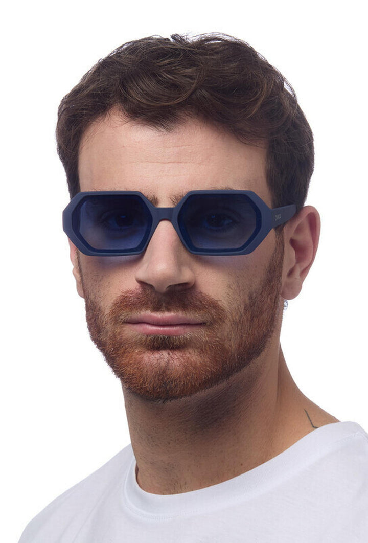 Matowe błękitne okulary przeciwsłoneczne o geometrycznym kształcie