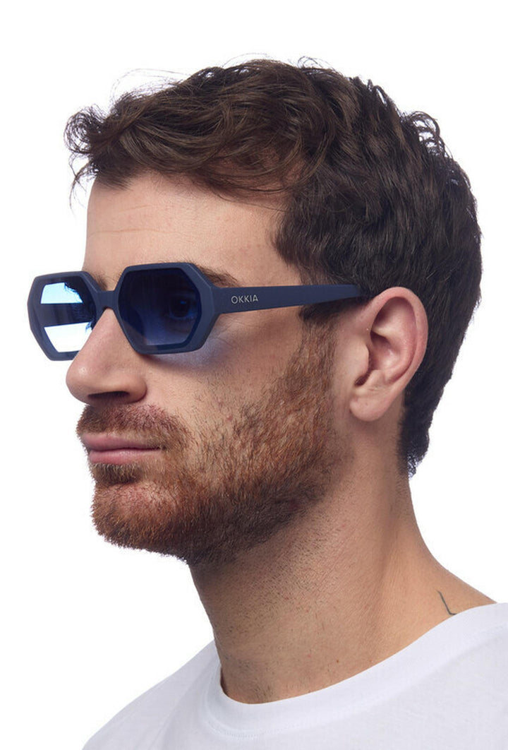 Matowe błękitne okulary przeciwsłoneczne o geometrycznym kształcie