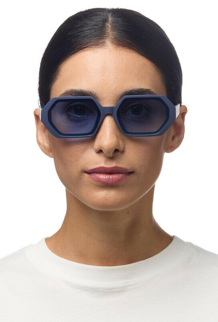 Matowe błękitne okulary przeciwsłoneczne o geometrycznym kształcie