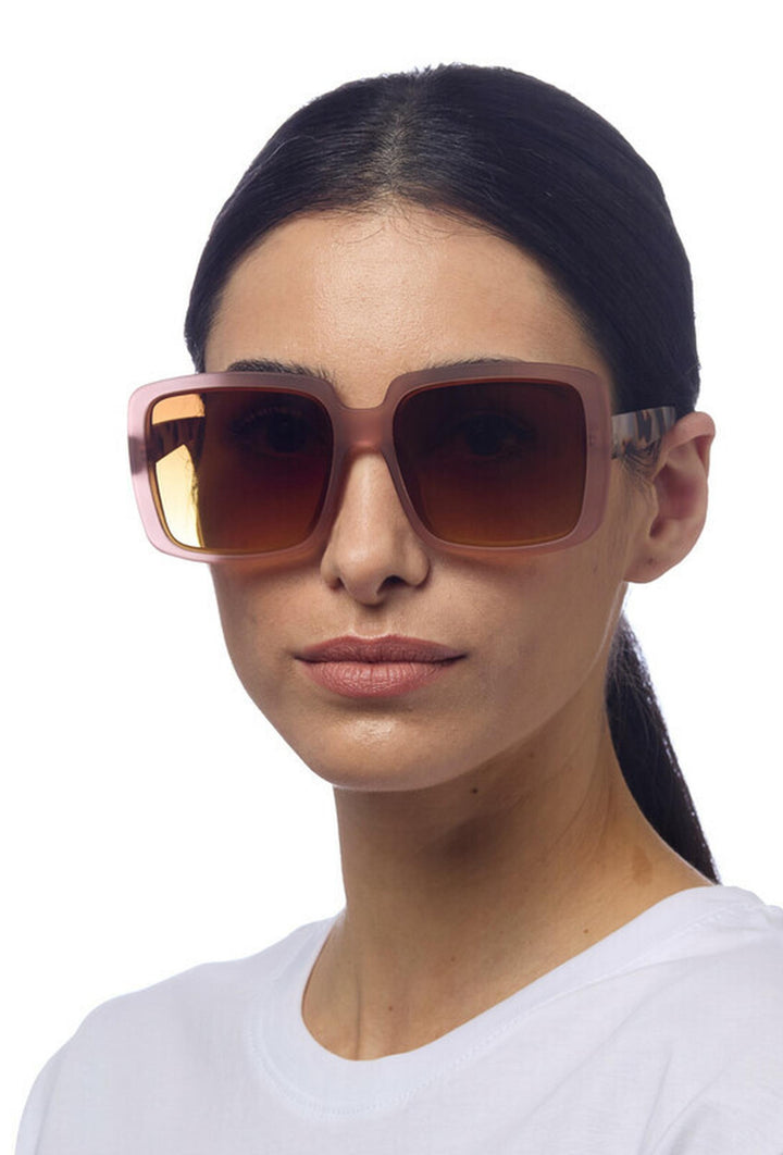 Szerokie różowe okulary przeciwsłoneczne o masywnej konstrukcji
