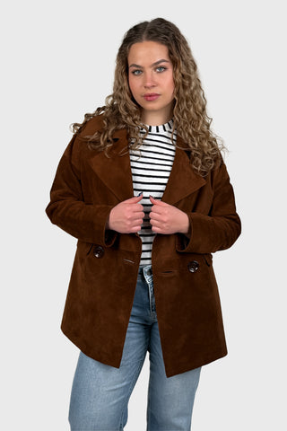 Krótka zamszowa kurtka damska w odcieniu głębokiego brązu