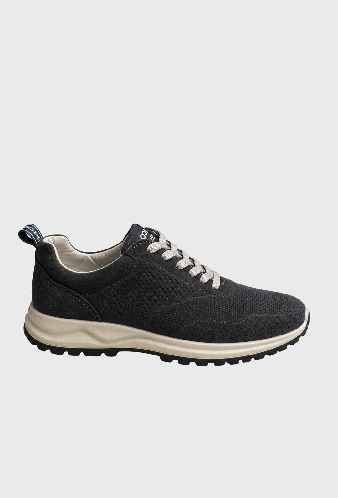 Granatowe sportowe sneakersy z perforowaną cholewką